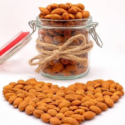 Rohe Mandeln im Glas mit Herzform – natürliche Mandeln als gesunder Snack